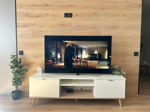 a tv on a wall in a living room at Апартаменты Toome в Кохтла-Ярве in Ahtme