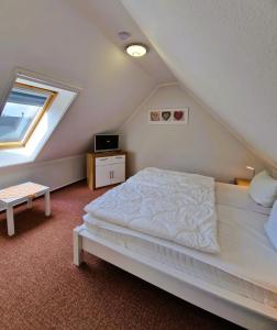 a bedroom with a white bed and a window at _Neue Liebe_ Wohnung 3 in Groß Kirr