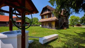 an old house in a yard next to a building at Villa 77 by Villas Guide in Sisak