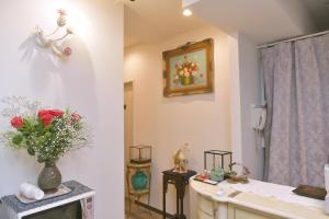 a room with a vase of flowers on a counter at Hotel Bali Yokohama in Yokohama