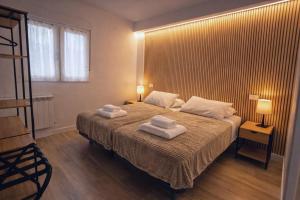 a bedroom with a bed with towels on it at Oak Lodge - Oakplaces in León +26 photos