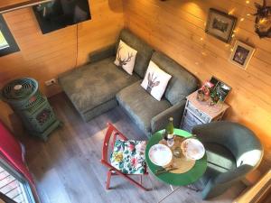 an overhead view of a living room with a couch and a table at Tiny somniflore in Wasigny