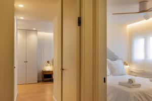 a bedroom with a white bed and a window at Apartamento Pink Frontline Premium in Torrevieja