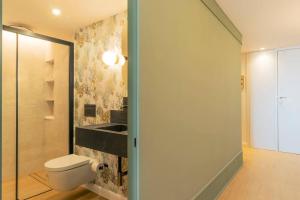 a bathroom with a toilet and a walk in shower at Apartamento Pink Frontline Premium in Torrevieja +40 photos