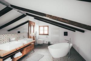 a large bathroom with two sinks and a tub at Luna Mia - Apartment 5 in Schwangau +18 photos