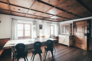 a kitchen with a large wooden table and chairs at Luna Mia - Apartment 5 in Schwangau