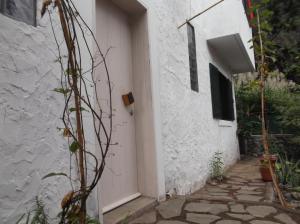a white house with a door and a walkway at Misurino in Paul