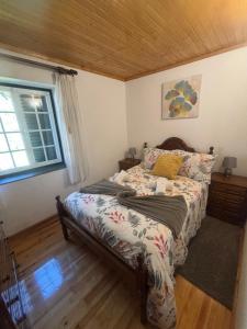 a bedroom with a bed and a window at Dreams in Xisto in Piódão