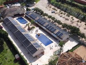 an overhead view of a swimming pool with solar panels at Hotel Pousada Villa Itália Olímpia in Olímpia