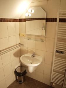 biała łazienka z umywalką i toaletą w obiekcie Apartmány Vlasta w mieście Paseky nad Jizerou