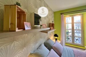 a living room with a couch and a window at Arles Getaway - Le Flamant Vert in Arles