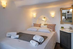 Postel nebo postele na pokoji v ubytování Theodora Suites