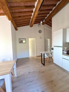 a kitchen and dining room with a table and a table at Agriturismo Colle Sereno in Castiglione dʼOrcia