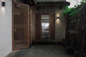 an entrance to a building with wooden doors at 杭州喜在山舍 in Qingshandian