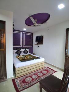 a bedroom with a bed and a purple ceiling at Om Datta Krupa Niwas Cottage in Mahabaleshwar
