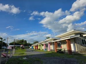 a row of colorful buildings on a street at โรงแรมบ้านสวนบางภูมิ in Ban Pa Kathum (1)