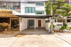 an empty parking lot in front of a building at The Mellow at Sathorn in Chinatown