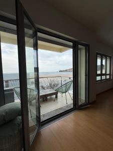 a room with a balcony with a view of the ocean at DUPLEX in Nazaré