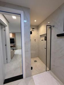 a bathroom with a shower with a glass door at Apartamento Exclusivo com Vista Mar no Number One Flat in São Luís +10 photos