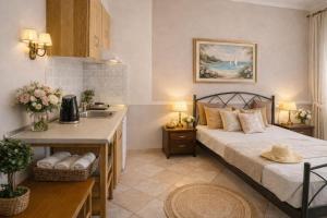 ein Schlafzimmer mit Bett und Waschbecken und eine Küche in der Unterkunft Markos Studios Potos Thassos in Potos