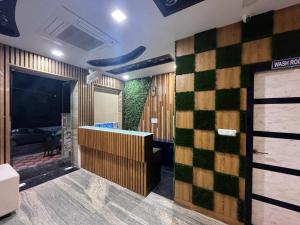 a room with a lobby with a checkerboard wall at Mayur Palace Hotel in Agra