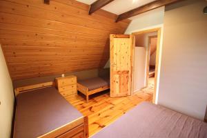 ein kleines Zimmer mit einem Bett und einem Kleiderschrank in der Unterkunft Bukowinka in Krempna + 17 Fotos