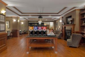 a room with a bar with bottles of wine at Hampton Inn Siloam Springs in Siloam Springs