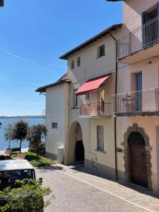 a building with a car parked in front of it at Historic house by the lake La Renée Casa Vacanza in Predore