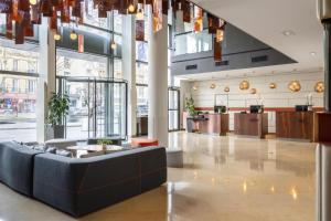 an office lobby with a large glass wall at DoubleTree by Hilton Paris Boulogne in Boulogne-Billancourt