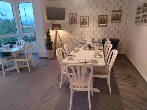 a dining room with a long table and chairs at Landgasthof Zur Post in Zilshausen