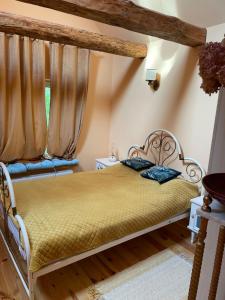 a bedroom with a bed and a window at Marokanski domek in Mielnik