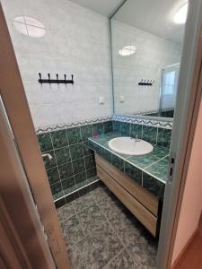 a bathroom with a sink and a mirror at MARYPRATJOULOU Chambres d'hôtes- salle de bain privative- spacieux calme- GR34- bord de mer d'IROISE- Petit déjeuner compris PAIEMENT UNIQUEMENT SUR PLACE , ESPECES ,CB in Porspoder