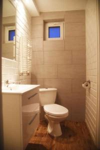 姆熱日諾的住宿－內斯特公寓，浴室配有白色卫生间和盥洗盆。