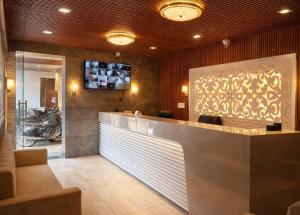 a bar in a restaurant with a tv on the wall at Hotel Sunrahi in Nagīna