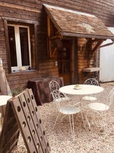 a table and chairs in front of a cabin at Les capucins de Provins Maison in Provins +2 photos