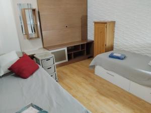 a small room with a bed and a desk at Hostel Familiar Estudiantil in Montevideo