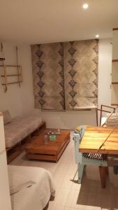 a living room with a couch and a table at Charmant studio à Sfax in Sfax