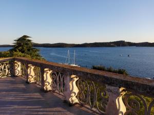 een stenen balkon met uitzicht op een waterlichaam bij Apartman Cathedral in Šibenik