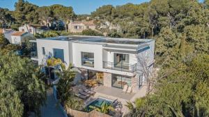 an aerial view of a white house with a swimming pool at Enjoy 5Bdr villa pool and BBQ in Saint-Raphaël