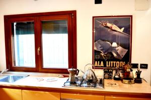 cocina con encimera, fregadero y ventana en La Casa con il Biliardo VeniseJeTaime, en Venecia