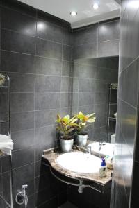 a bathroom with a sink and a mirror at Appartement Mogador in Casablanca