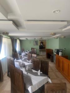 ein Restaurant mit Tischen und Stühlen in einem Raum in der Unterkunft Atlas Hotel in Arusha
