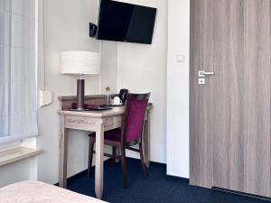 a room with a desk with a lamp and a chair at WILla Medica in Poznań