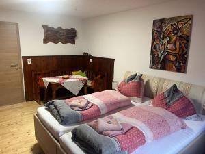 a living room with a couch with pillows on it at Smart Stay - Privates Zimmer & Bad im Untergeschoss - Kingsize Komfort fuer Zwei in Radstadt