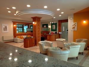 a living room with a table and chairs at Hotel Motel 2 in Castel San Giovanni +72 photos
