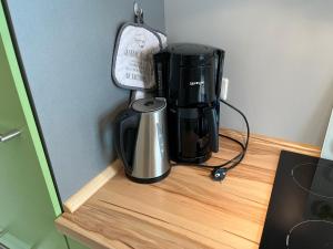 eine Kaffeemaschine auf einer Theke mit einer Kaffeemaschine in der Unterkunft Grüne Villa in Kromlau