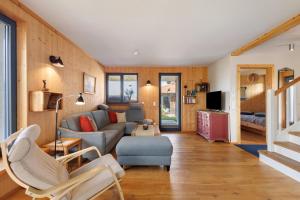 a living room with a couch and a table at Ostseeseele in Parin