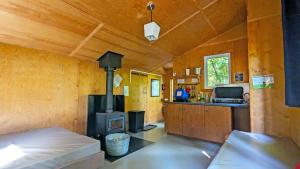 a room with a kitchen and a stove in a house at Les Refuges Perchés Mont-Tremblant in Saint-Faustin