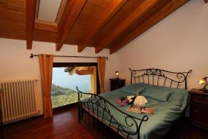 a bedroom with a green bed with a window at Alto Perledo in Perledo