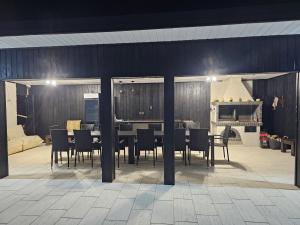 a dining room with a table and chairs at BlueMaria in Eşelniţa